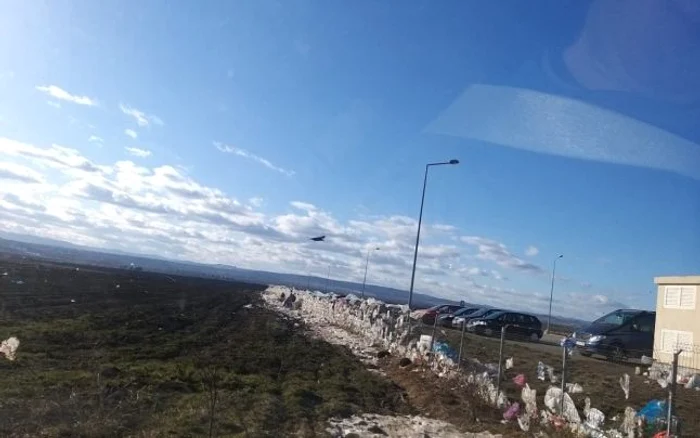 Gunoiele agăţate în gardul platformei ecologice de la Moara. FOTO: Oana Şlemco