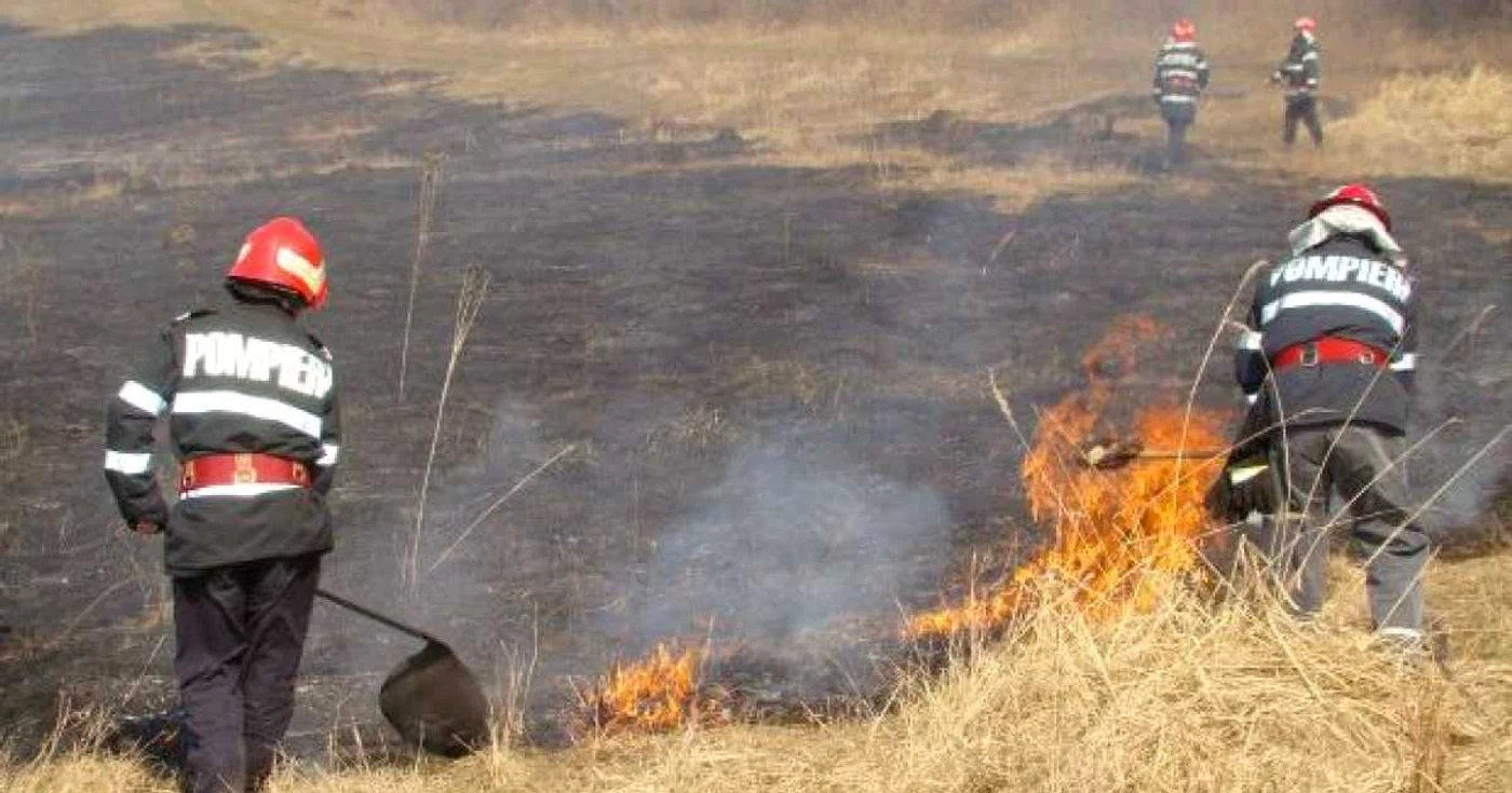  Pompierii nu mai fac faţă incendiilor de vegetaţie 