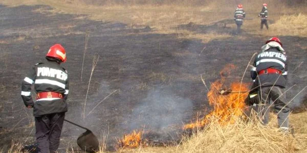  Pompierii nu mai fac faţă incendiilor de vegetaţie 