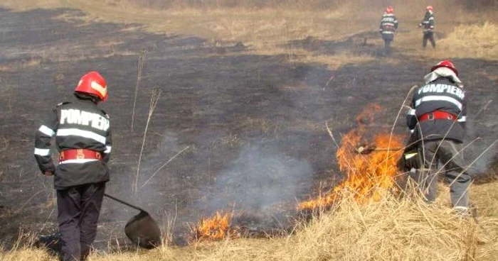 Pompierii nu mai fac faţă incendiilor de vegetaţie
