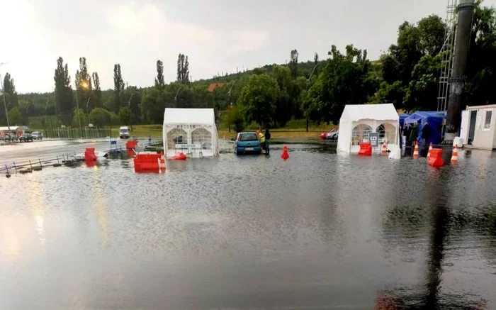 inundatii la centrul de vaccinare drive thru din deva foto ro vaccinare
