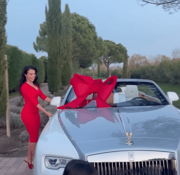 Cadoul de 280.000 de euro și 5 milioane de like-uri primit de Ronaldo de la iubita sa