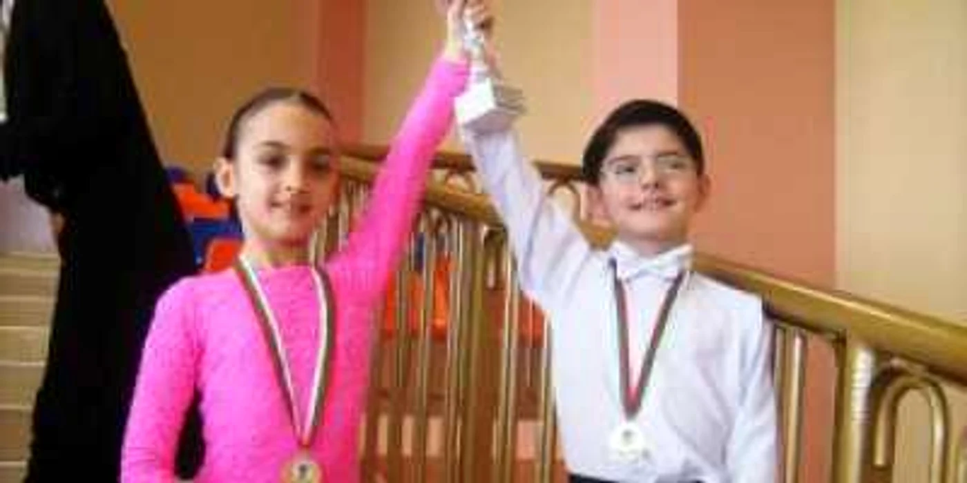 Râmnicu Vâlcea: O pereche de dansatori sportivi vâlceni a cucerit inimile bulgarilor