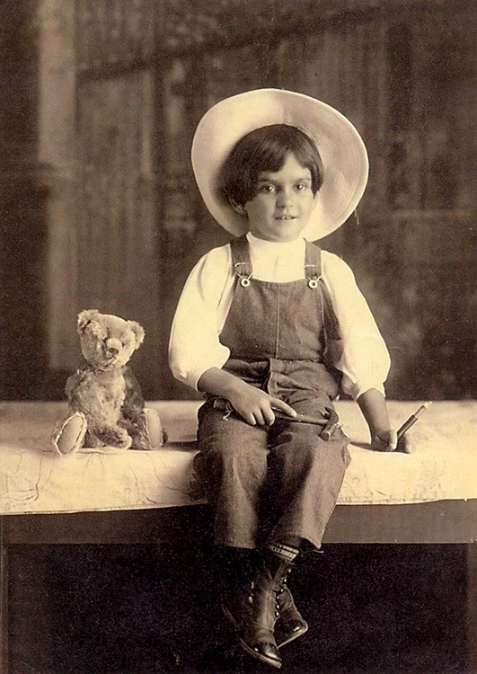 Portraits of Young Frida Kahlo by Her Father Guillermo Kahlo 5 jpg jpeg