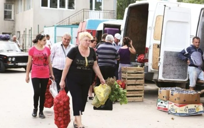 Raziile din Piaţa Centrală nu i-a făcut pe vânzătorii ambulanţi să-şi mute tarabele improvizate Foto: Adevărul