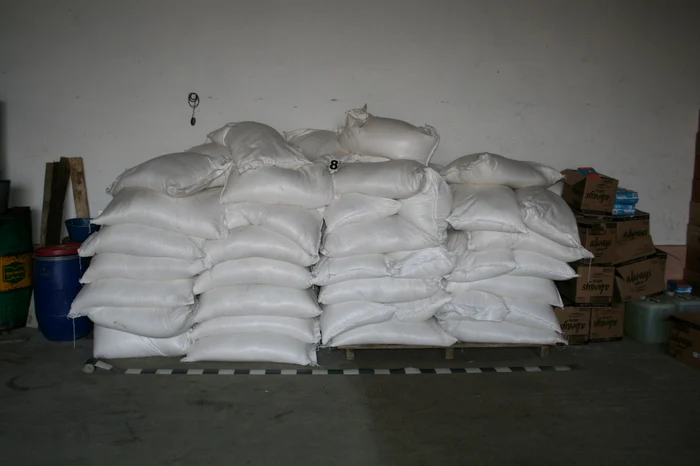 În depozitul clandestin de mărfuri s-au descoperit aproape 6.000 de kg de zahăr. Foto: Poliţia de Frontieră Suceava