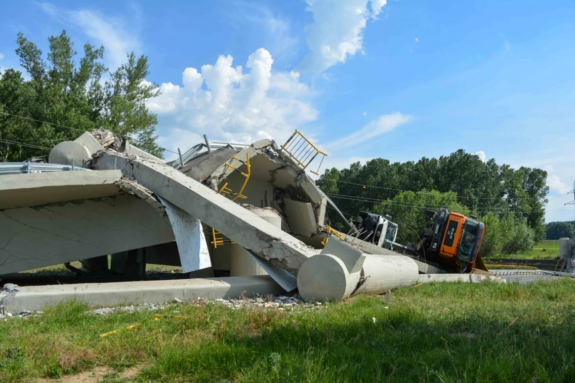 Un pod rutier s-a prăbuşit în Piatra Neamţ. FOTO Inquam Photos - Ionut Corfu