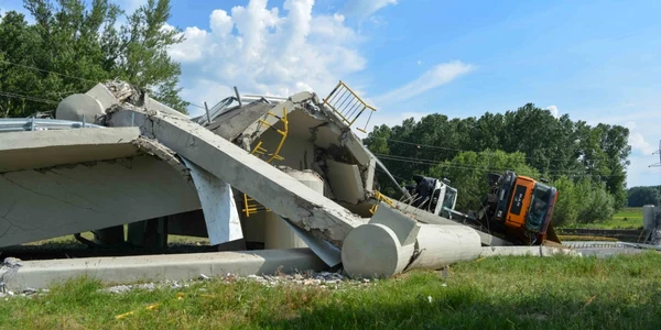 Un pod rutier s-a prăbuşit în Piatra Neamţ. FOTO Inquam Photos - Ionut Corfu