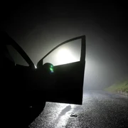 Mașină oprită noaptea pe sosea - intuneric FOTO Shutterstock