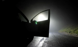 Mașină oprită noaptea pe sosea - intuneric FOTO Shutterstock