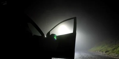 Mașină oprită noaptea pe sosea - intuneric FOTO Shutterstock