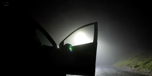 Mașină oprită noaptea pe sosea - intuneric FOTO Shutterstock