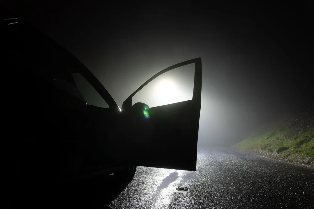 Șofer spulberat pe șosea, după ce a oprit pentru o defecțiune și a coborât din mașină