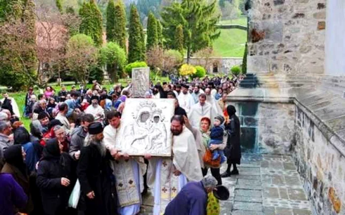 Icoana de la Mănăstirea Bistriţa este scoasă în procesiune la hramul lăcaşului FOTO Adevărul