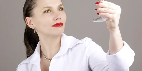 Trei pahare de vin pe săptămână vă ajută să trăiţi mai mult