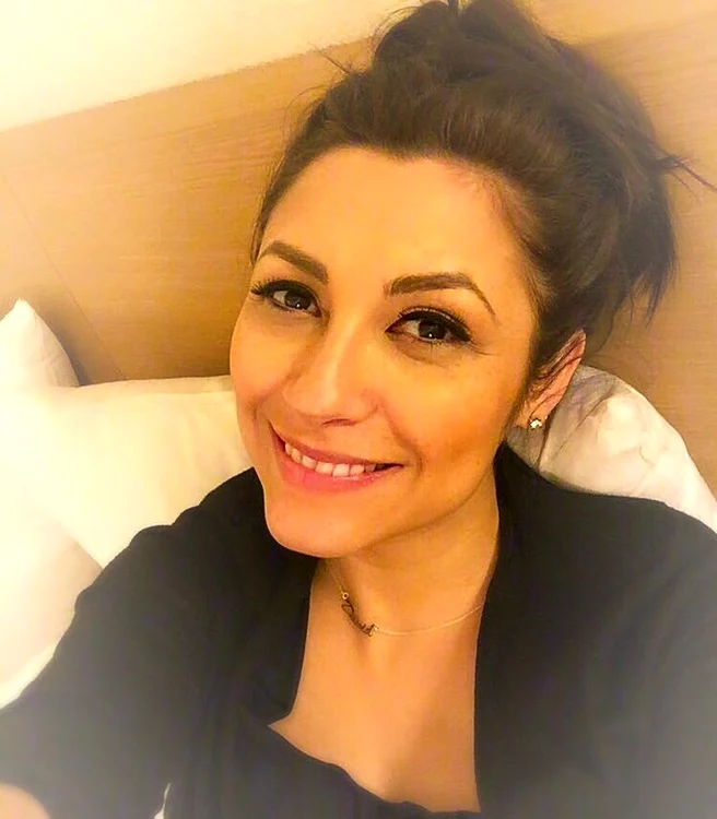 
    Andra, însărcinată pentru a doua oară, alături de soţul ei, Cătălin Măruţă, şi de PepeFoto: Arhivă personală  