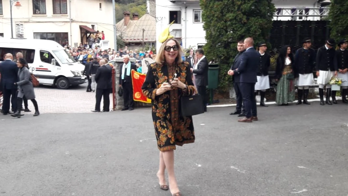 Pălăriile în forme îndrăzneţe sau cu boruri largi care acopereau aproape întregul chip au făcut paradă la cununia religioasă a fostului principe Nicolae cu Alina Binder FOTO Diana Frîncu