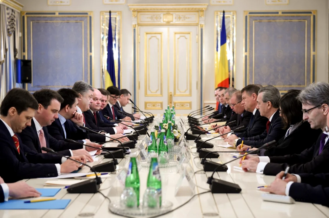 Klaus Iohannis, alături de delegaţia română la Kiev şi omologul său ucrainean, Petro Porosenko (17 martie 2015) FOTO presidency.ro