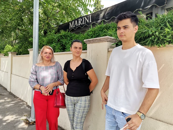 Și părinții tinerilor care au susținut Bacalaureatul 2024 au avut emoții mari FOTO: A.M.
