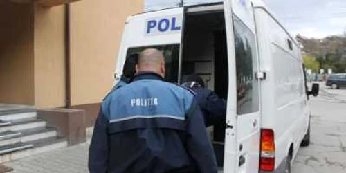 Un bărbat din Băile Olaneşti a fost condamnat la patru ani de închisoare pentru trafic de persoane