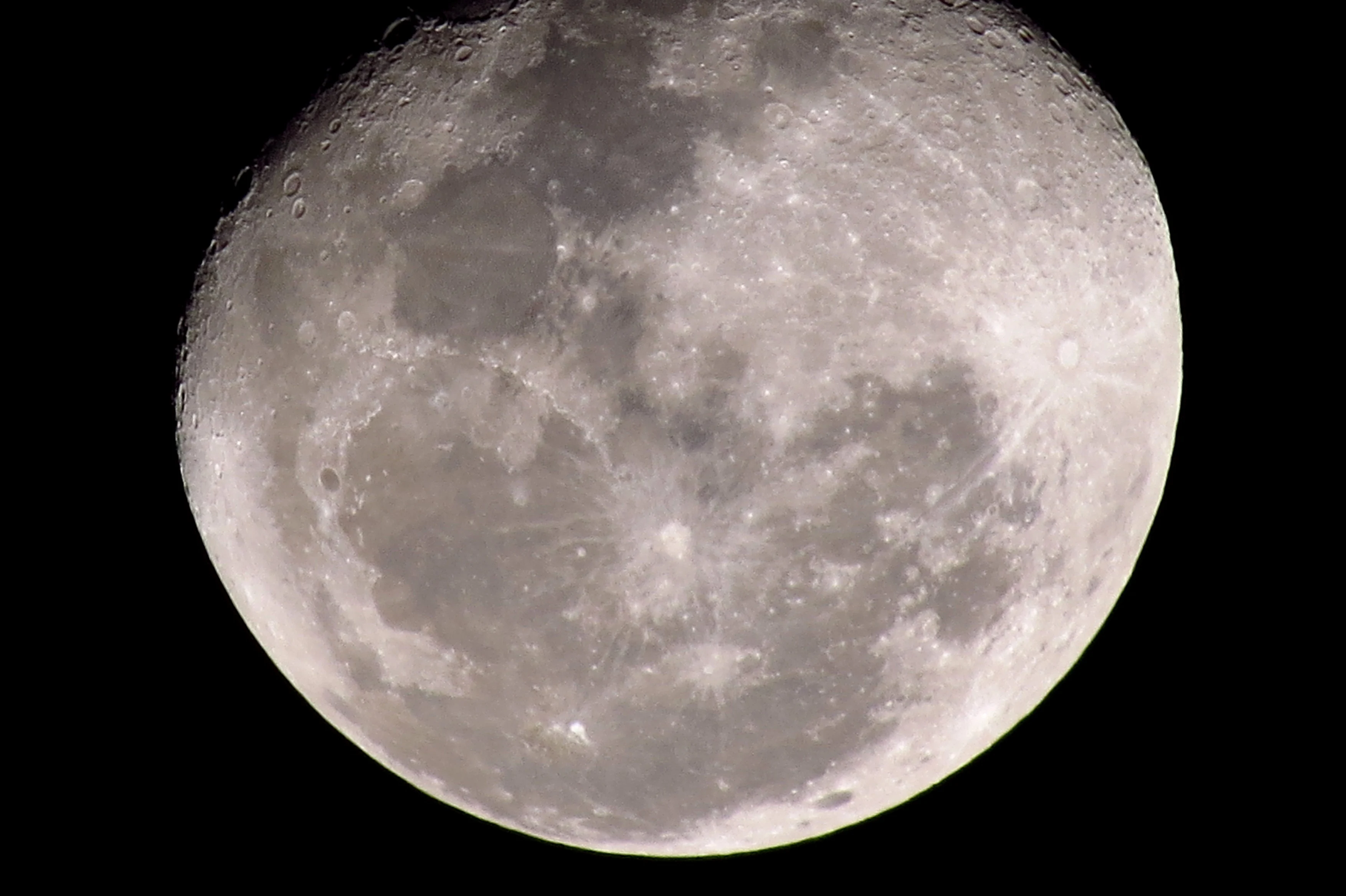 Călătorie de 10 zile în jurul Lunii: imagini spectaculoase și o revenire istorică pe Pământ. Toate în vreme de război