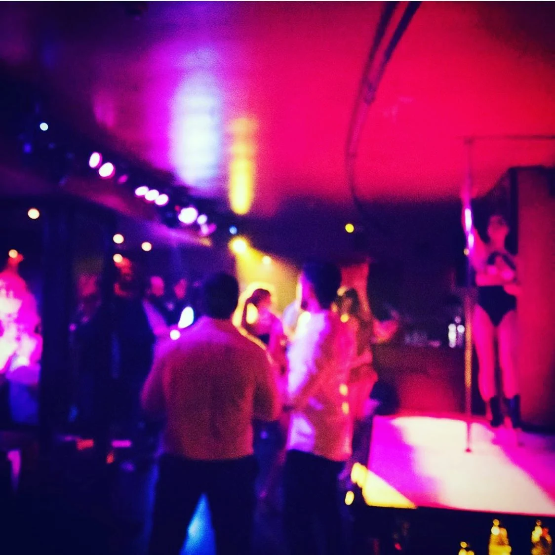 Percheziții la CLUB the Buddhist din Capitală. Acuzații de trafic de persoane, spălare de bani, consum de droguri