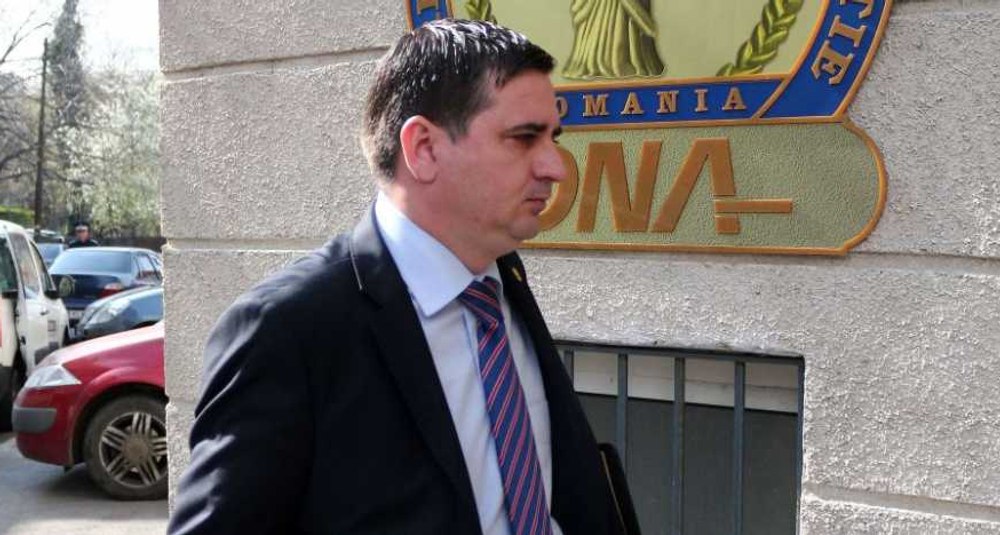 Cine este fostul senator reținut de DNA care ar fi vrut sa îi dea un milion de euro ministrului Apărării pentru contracte de stat | Surse