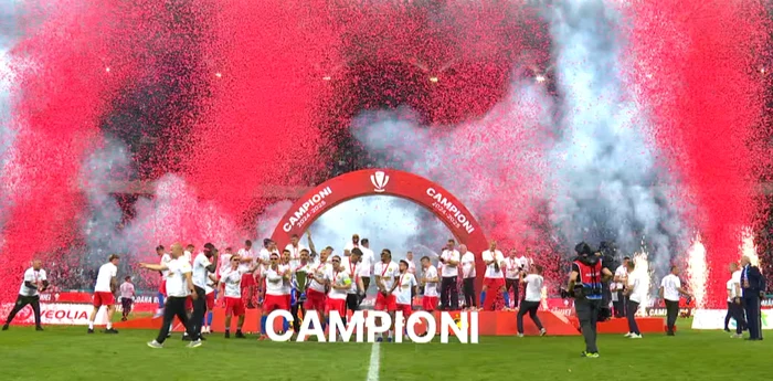Campionii de la FCSB și-au primit medaliile sub focuri de artificii. Foto Digisport