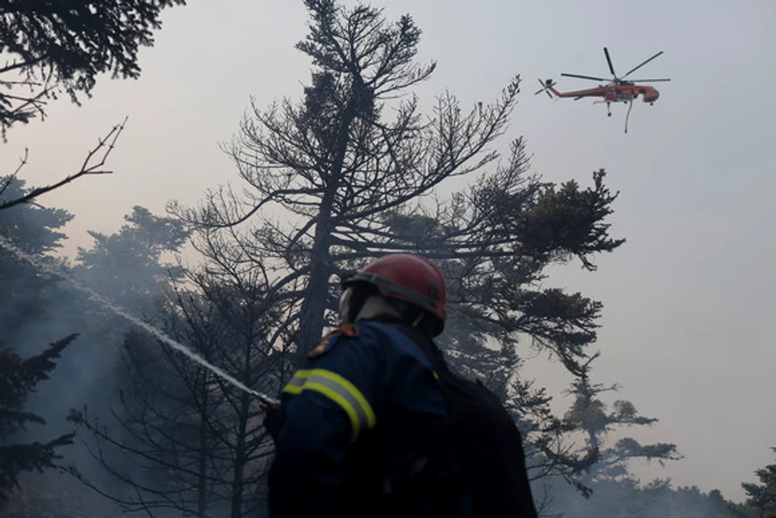 
    Cumplit! Două noi incendii au izbucnit în Grecia. Flăcările se apropie ameninţător de Madrid. Franţa, lovită şi ea de pârjolul devastator    
