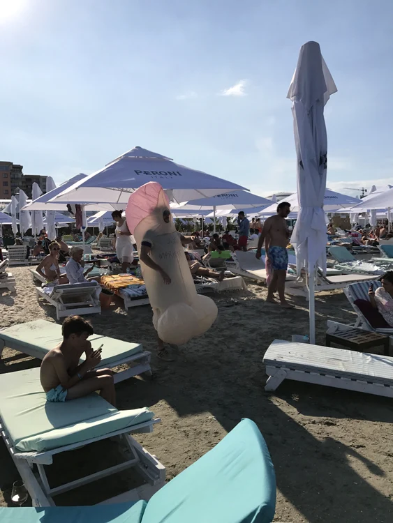 Ce-ți trebuie costum de baie când ai unul în formă de penis