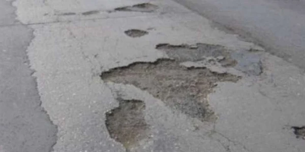   Drumul este plin de gropi şi aşteaptă să fie reparat de şase ani. FOTOArhivă.