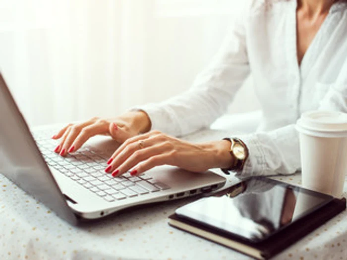 Email-urile sunt o formă excelentă de a comunica cu bărbatul care te interesează dacă eşti prea timidă pentru o abordare faţă în faţăfoto: 123RF