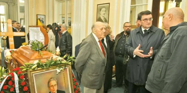 Trupul neînsufleţit al lui Ion Diaconescu a fost depus la sediul PNŢCD . La căpătâiul liderului ţărănist a stat tot timpul Victor Ciorbea