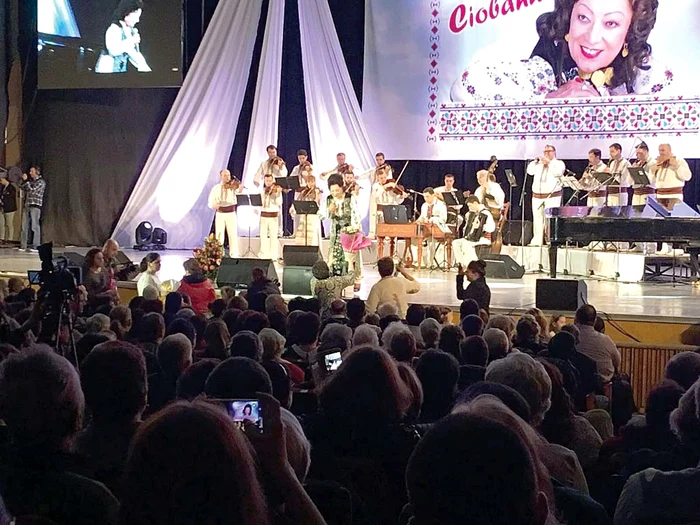 Maria Ciobanu, 78 de ani, susţine cele şase concerte de retragere, «Lie, lie, ciocârlie», cu bandaj la picior şi cu pastilele de inimă în geantă