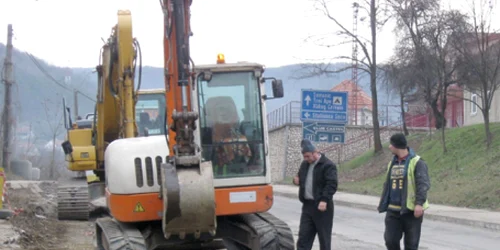Lucrările sunt întârziate de vreme