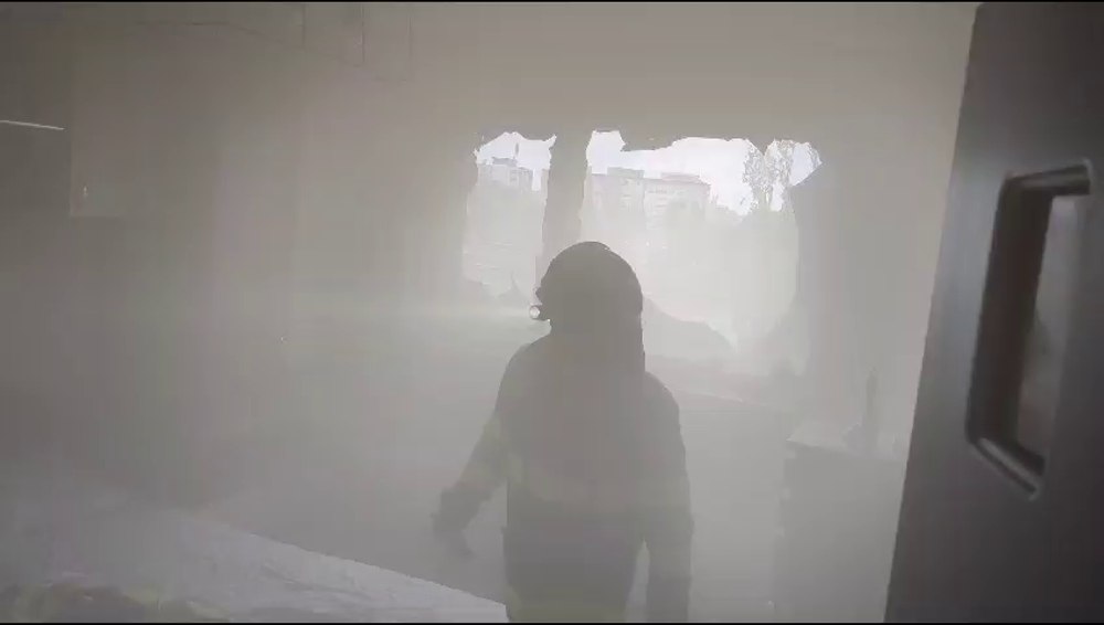 Incendiu puternic într-un bloc cu opt etaje din Galați. Zeci de locatari s-au autoevacuat VIDEO