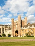 Trinity College, unul dintre colegiile Universităţii Cambridge (© Rafa Esteve / Wikimedia Commons)