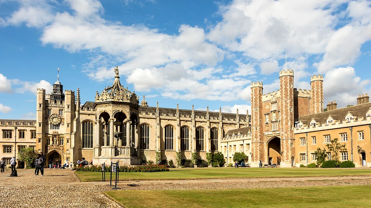 Trinity College, unul dintre colegiile Universităţii Cambridge (© Rafa Esteve / Wikimedia Commons)