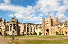 Trinity College, unul dintre colegiile Universităţii Cambridge (© Rafa Esteve / Wikimedia Commons)
