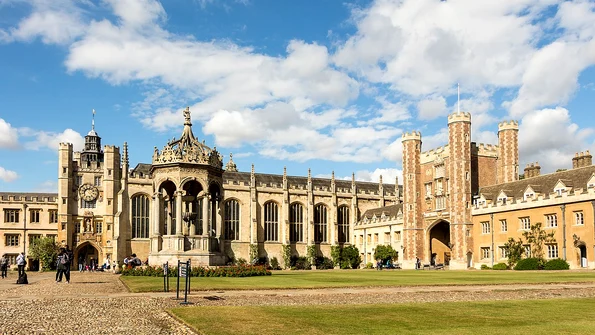 Trinity College, unul dintre colegiile Universităţii Cambridge (© Rafa Esteve / Wikimedia Commons)