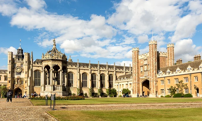 Trinity College, unul dintre colegiile Universităţii Cambridge (© Rafa Esteve / Wikimedia Commons)