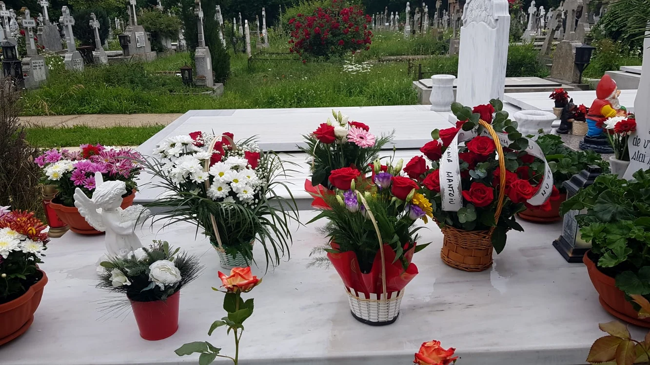 Mormântul este îngrijit și plin de flori