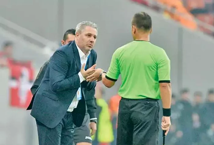 
    Marius Șumidică, îmbrăcat la patru ace pe terenfoto: Sportpictures.eu  