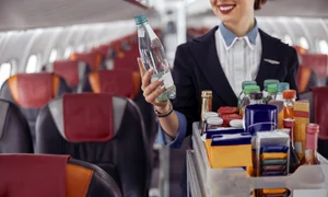 de ce este mai scumpa apa din avion, foto shutterstock jpg