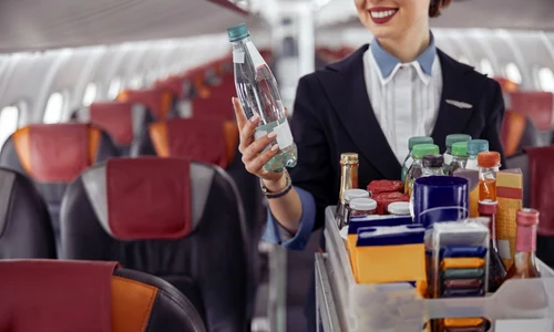 de ce este mai scumpa apa din avion, foto shutterstock jpg