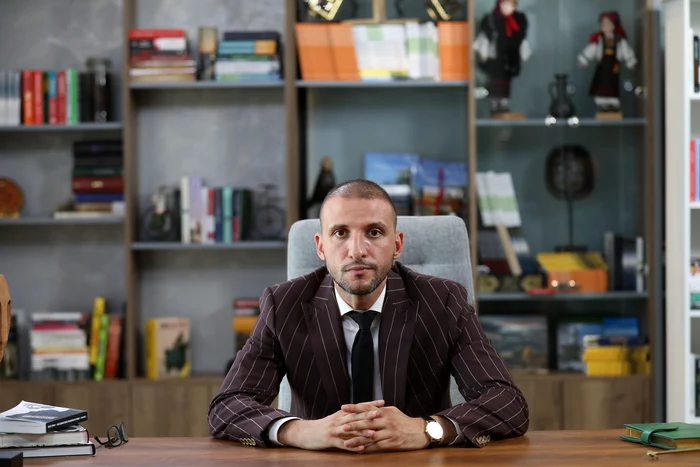 Așa s-a deghizat Ștefan Mandachi, pentru a nu fi recunoscut de angajațifoto: PRO TV