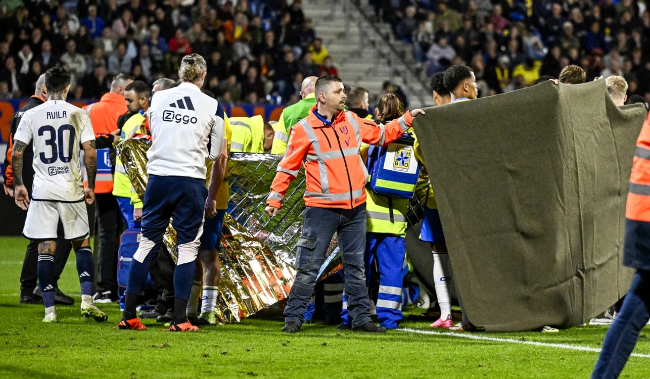 Doctorii l-au resuscitat pe portar în spetele unui paravan. Foto EPA EFE