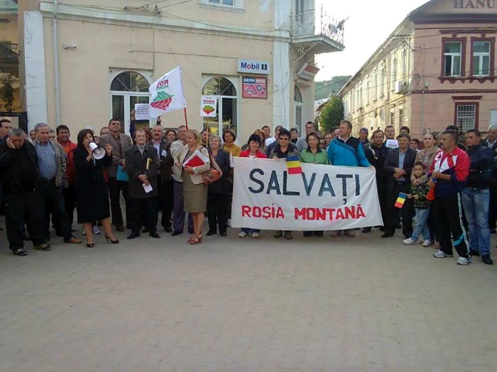 Protestatarii din Cîmpeni. Foto Crsiti Vîrciu