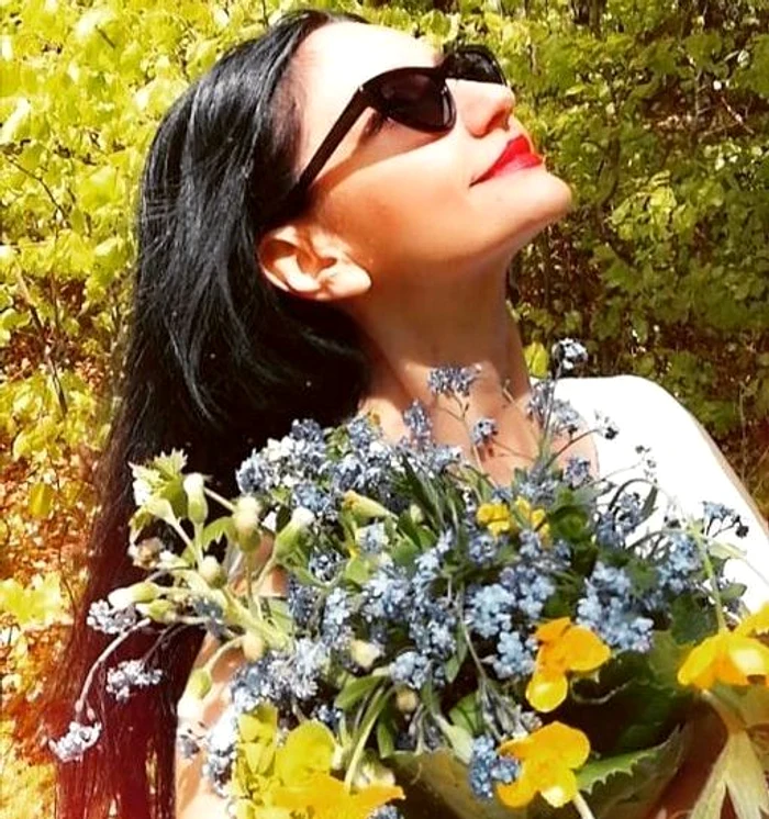 Silvia s-a fotografiat cu buchetul de flori primit în dar de la Petre Roman