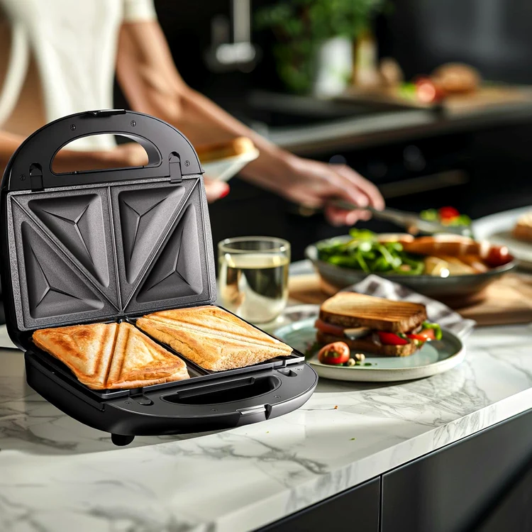 Sandwich maker pentru 4 sandvișuri simultane triunghiulare Sursă Fisi-on.com